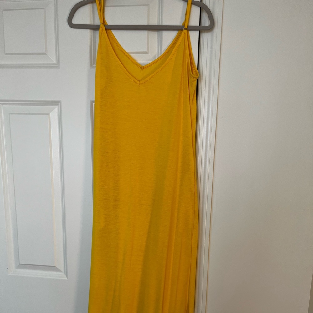 Yellow v-neck maxi.
